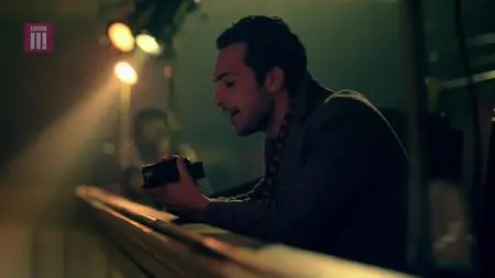 Clique S02E01