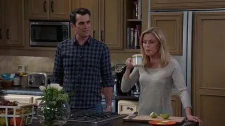 Modern Family S09E18