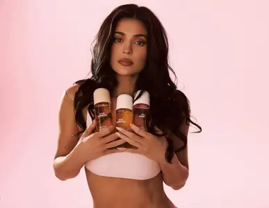 Kylie Jenner - Kylie Cosmetics Collection 2025
