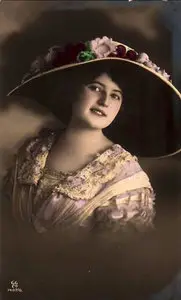 Postcards: Lady in hat