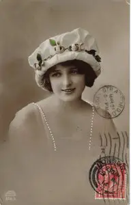 Postcards: Lady in hat