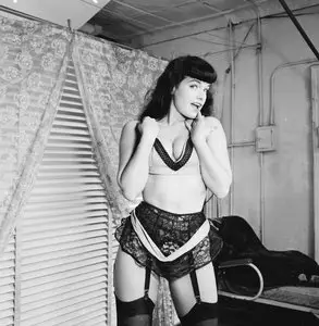 Bettie Page - Queen of Pin-Ups