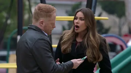 Modern Family S10E15