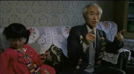 North Korea: A Day in the Life / Noord-Korea: Een dag uit het leven / Северная Корея: День из жизни (2004)
