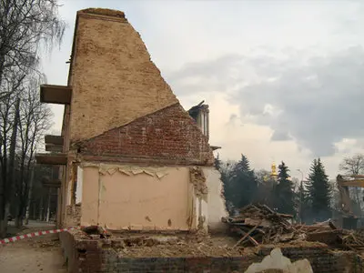 Empty and destroyed houses