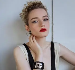 Julia Garner by Hung Vanngo at the Golden Globes 2021