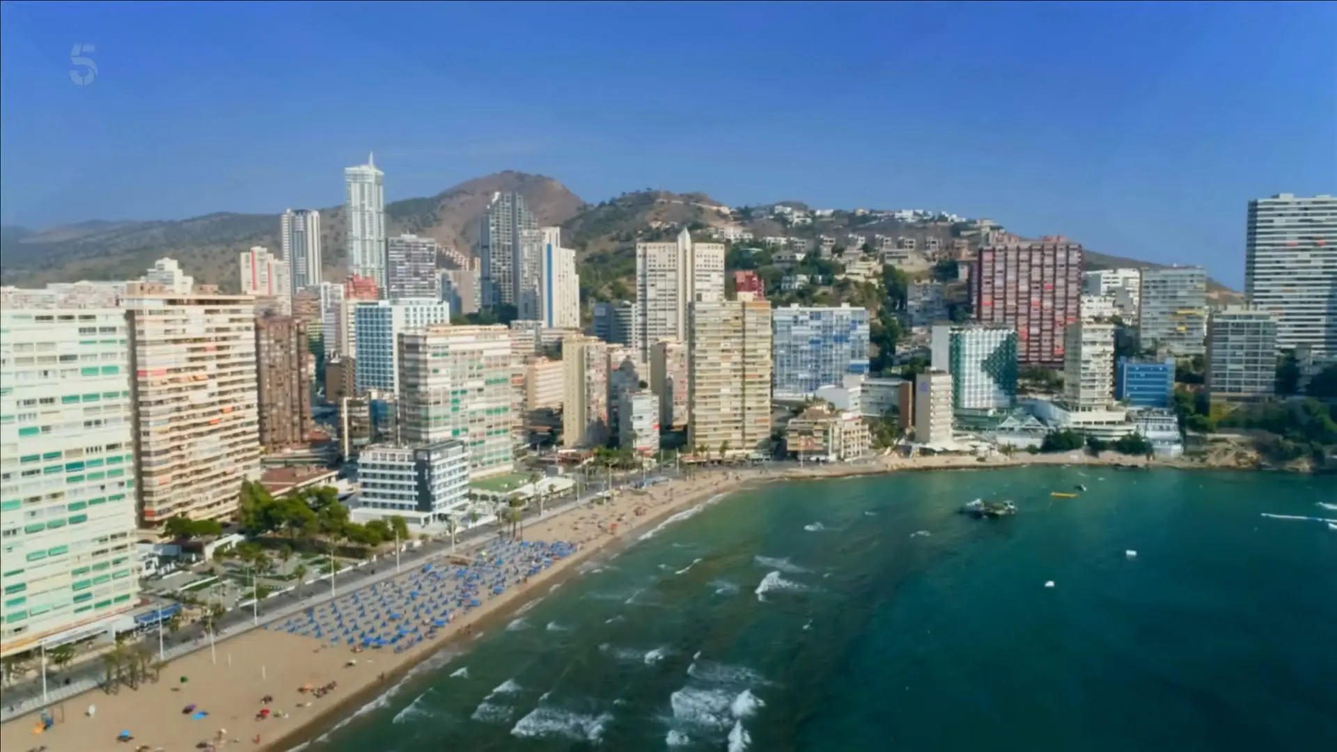 CH5. - Bargain-Loving Brits: Christmas in the Sun (2022)