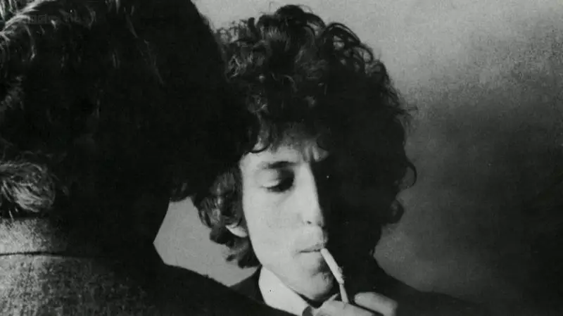 Blonde on blonde. Blonde on blonde Боб Дилан. Bob Dylan blonde on blonde 1966. Дезира дочь Боб Дилан. Bob Dylan smoking.