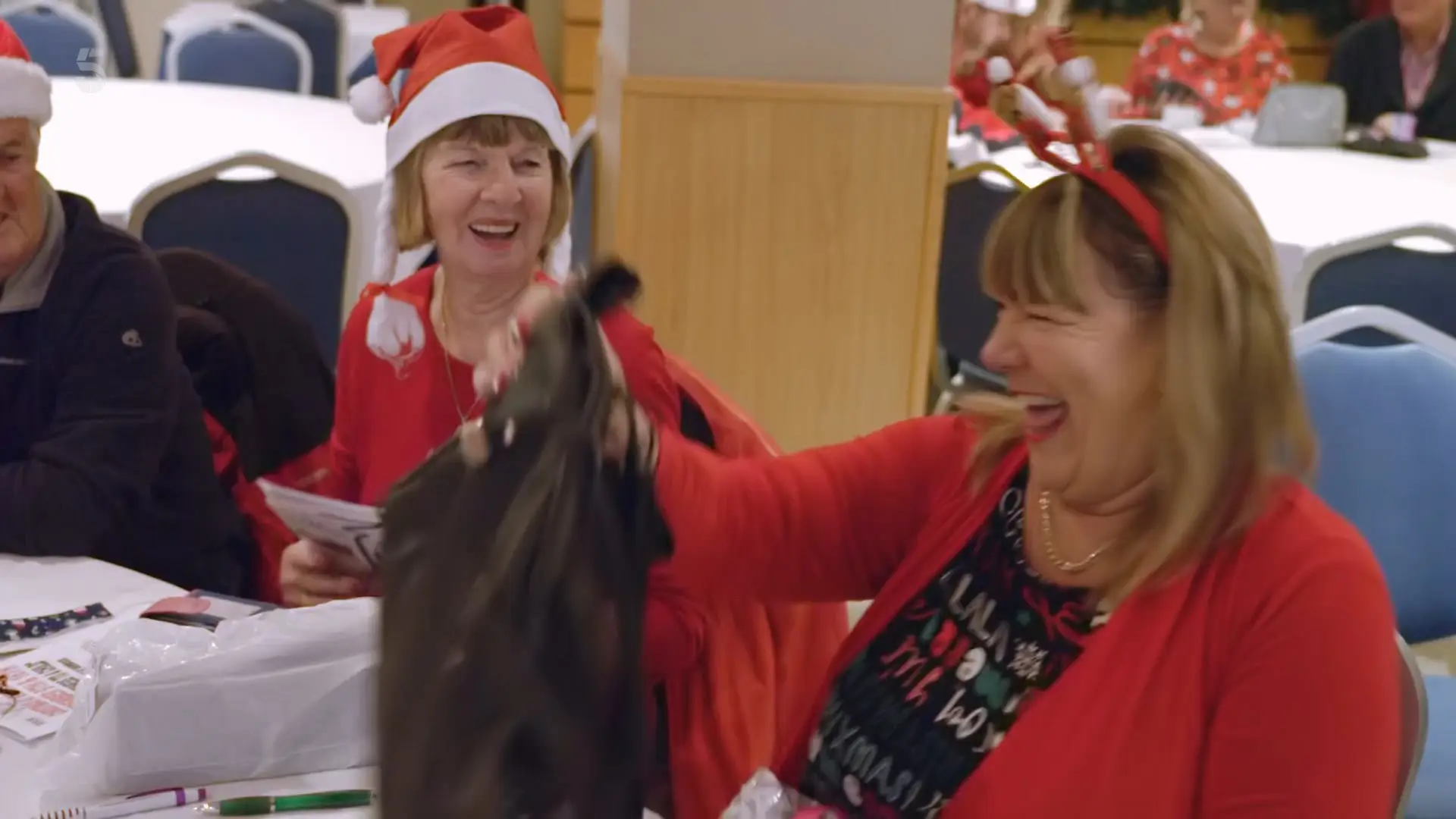 CH5. - Bargain-Loving Brits: Christmas in the Sun (2022)