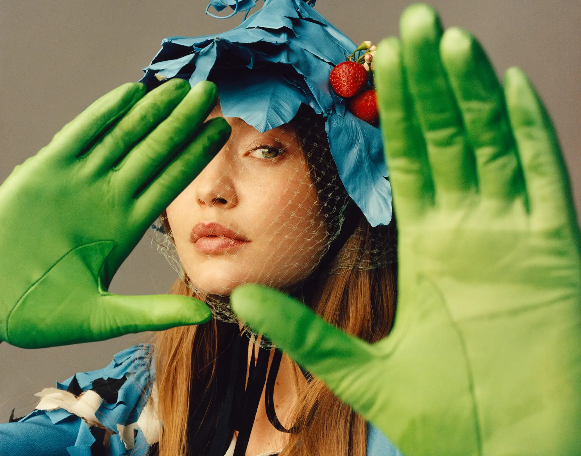Возвратившая мода. Зеленые перчатки образ женский. Gigi Vogue Cover.