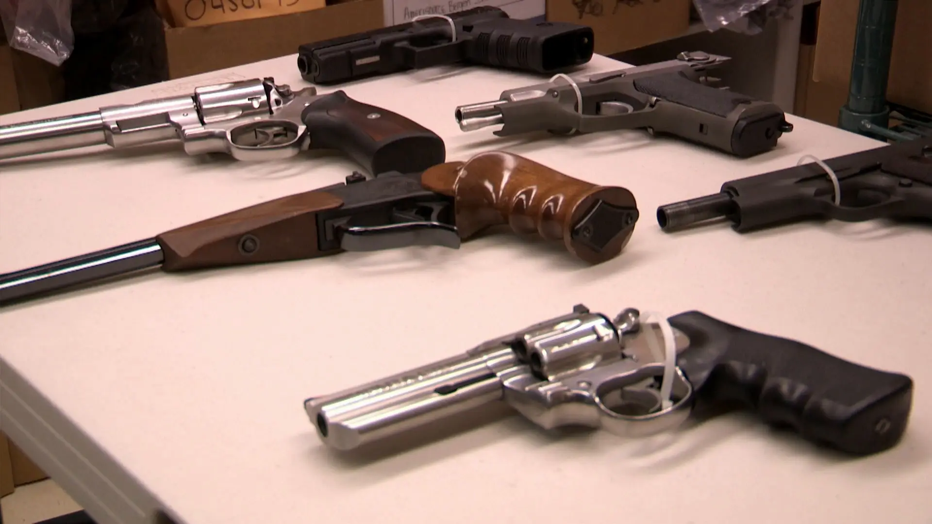 BBC - Stacey Dooley In The USA: Kids in the Crossfire (2014)