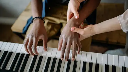 Learn How to Play Piano in 30 Days: Step-by-Step Grade 3