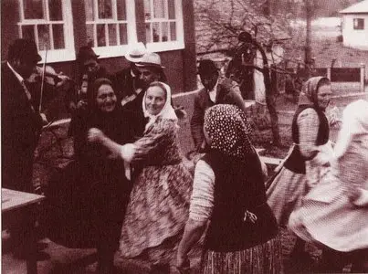 Báré (Bărăi) – Magyarpalatka (Palatca). The Mácsingó Family. Village music from the Transylvanian Heath (Belső-Mezőség)