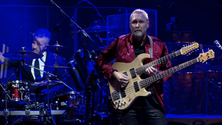 Steve Hackett: Genesis Revisited Band and Orchestra - Live at the Royal Festival Hall (2019) [Blu-ray 1080p & BDRip 720p]