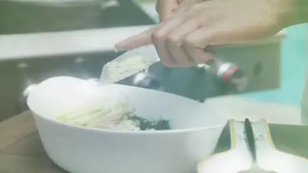 Selena + Chef S03E01