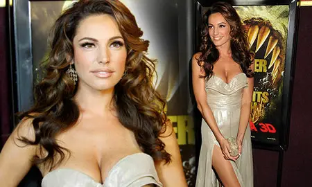 Kelly Brook - Piranha 3D premiere in Hollywood 8-18-10