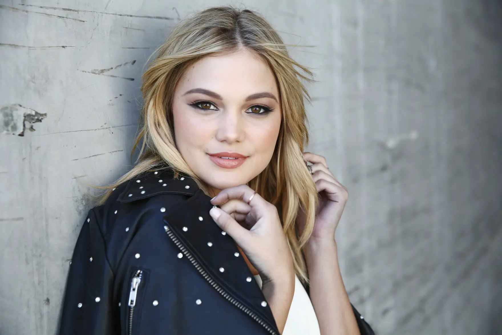 Olivia Holt - 102.7 KIIS FM Wango Tango Portraits 2017 / AvaxHome