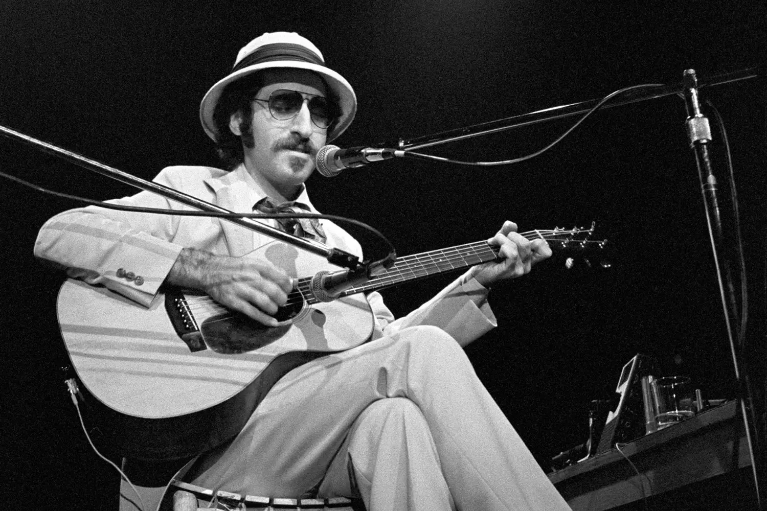 Джаз 4 буквы сканворд. Leon redbone. Гитарист в цилиндре. Charlie lines 1978.