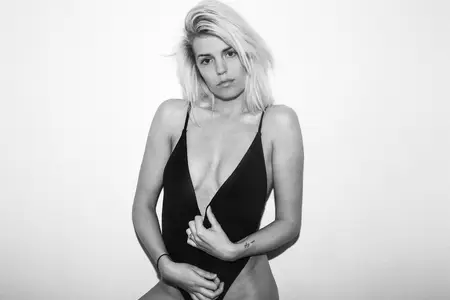 Nienke Jansz by Leonardo Glauso