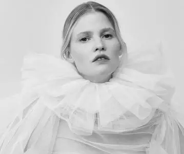 Lara Stone by Julia Noni for Vogue Poland March 2022