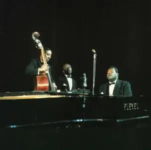 Oscar Peterson  -  Live  -   Paris Jazz Concert    (1999)