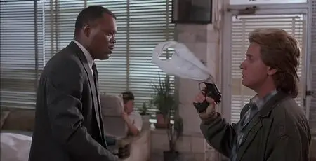 Loaded Weapon 1 (1993)