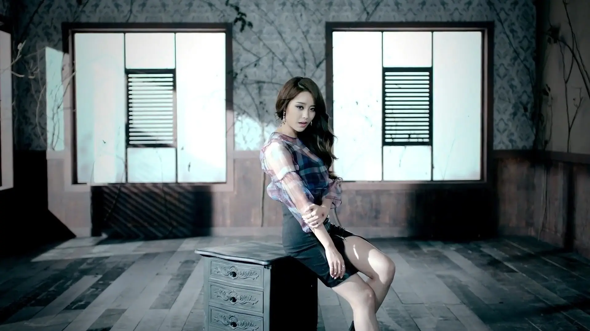 Song Ji Eun - False Hope (2013)