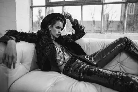 Zoe Barnard by Lina Tesch