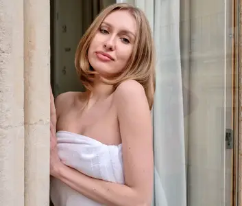 Lia Pink - Balcony Daydream
