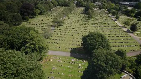 BBC - Stacey Dooley: Inside the Undertakers (2023)