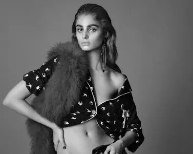 Taylor Hill by Terry Tsiolis for Vogue Mexico May 2016
