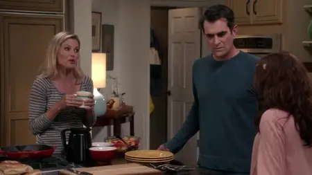 Modern Family S09E03
