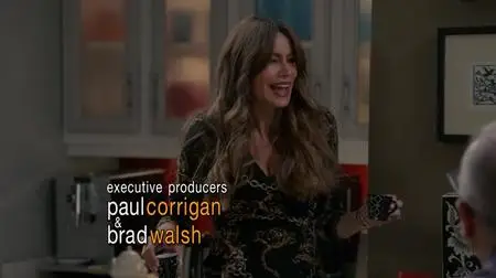 Modern Family S09E18