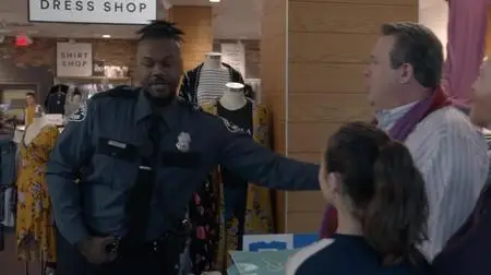 Modern Family S09E18