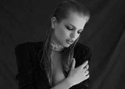 Daphne Groeneveld by Max Papendieck