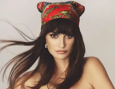 Penelope Cruz by Xavi Gordo for ELLE Spain November 2025