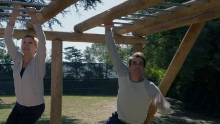 Modern Family S09E19