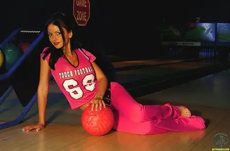 Veronika Zemanova - Glamour Bowling