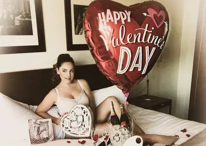 Kelly Brook congratulates on Valentine’s day 2018