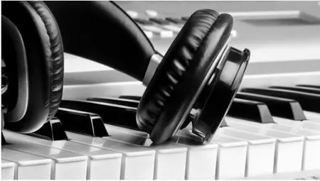 Playing Piano By Ear: Complete Guide for Aspiring Musicians