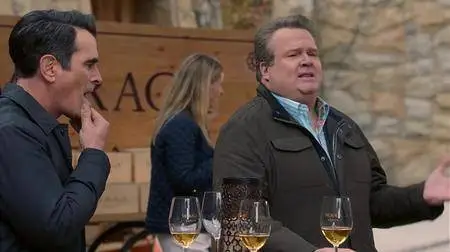 Modern Family S09E16