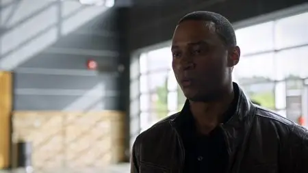 Arrow S04E01 (2015)