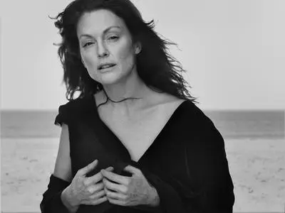 Julianne Moore by Peter Lindbergh for Vogue Italia September 2008