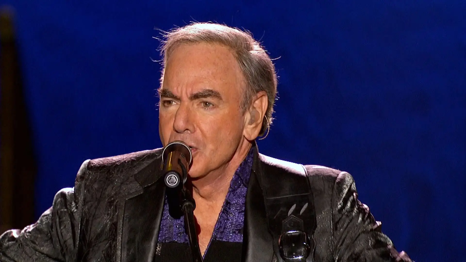 Neil Diamond - Hot August Night III (2018) [Blu-ray, 1080i] / AvaxHome