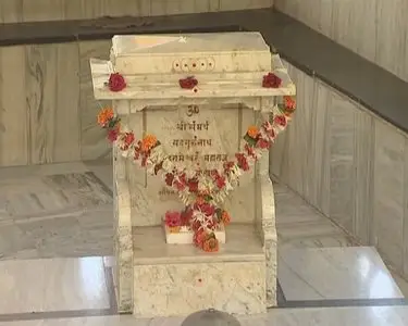 Nirgunache Bheti & Tatvamasi - Shri Nisargadatta Maharaj Biography