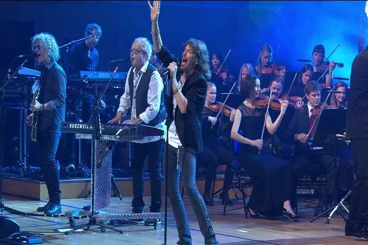 Chorus orchestra. Foreigner - with the 21st Century Symphony Orchestra & Chorus (2018). With the 21st Century Symphony Orchestra & Chorus. Foreigner 2018 Symphony. Группа Foreigner 1976.