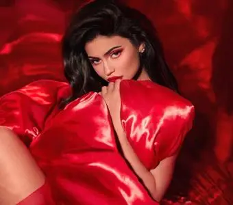 Kylie Jenner - Kylie Cosmetics Holiday 2019 Collection