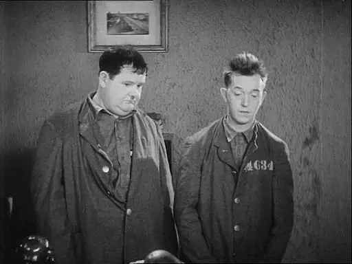 Dick und Doof: Hinter Schloss und Riegel (1931)