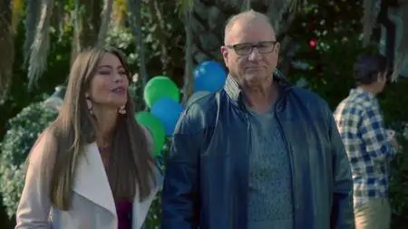 Modern Family S09E17