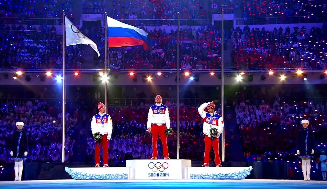 Поднятие флага гимн. Спортсмен с флагом. Спортсмены на пьедестале. Пьедестал Олимпийских игр. Исполнение гимна России на Олимпиаде.